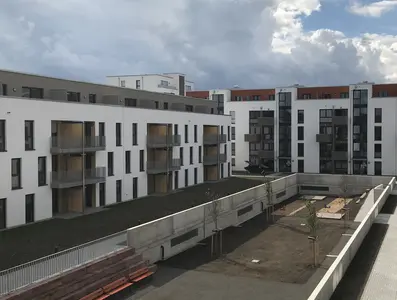 von weisenburger erbaute Wohnungsanlage mit 171 Wohneinhheiten, fuenf Geschossen und einem großen Innnenhof 