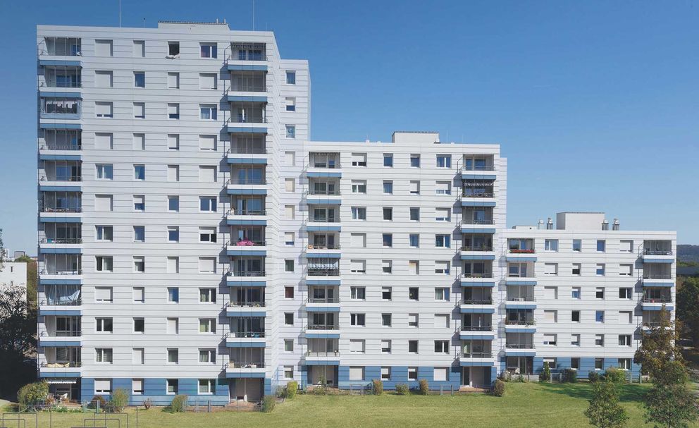 Three multi-family houses that have been modernized by sanierungsprofi24