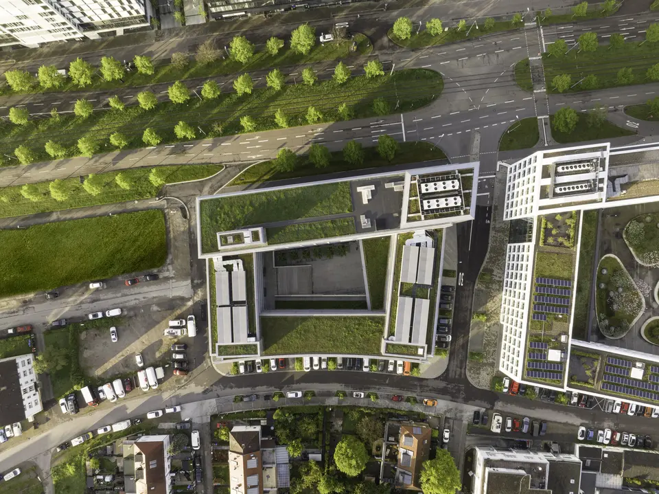 Drohnenaufnahme der weisenburger Zentrale von oben nach unten geneigt auf das grüne Dach und die Solarzellen