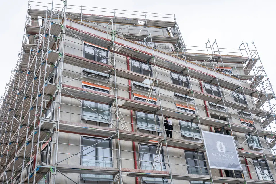 Exterior view of the building in Baden-Baden Am Tannenhof with external scaffolding at the topping-out ceremony