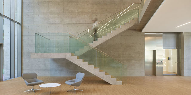 Cantilevered concrete staircase in the foyer © Roland Halbe Cantilevered concrete staircase with glass armor in the foyer.