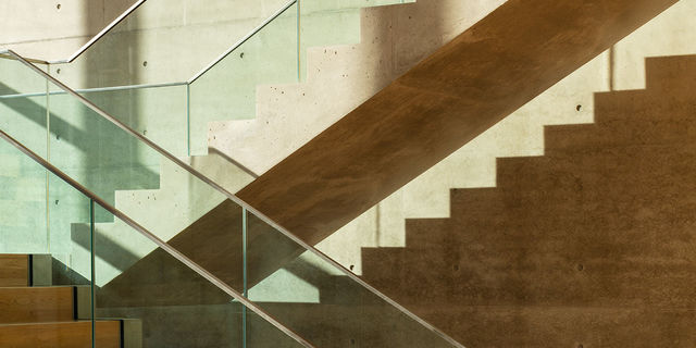 Play of lights on the cantilevered staircase in the foyer © HGEsch The cantilever concrete staircase in the foyer is lighted by sunlight and casts shadows.