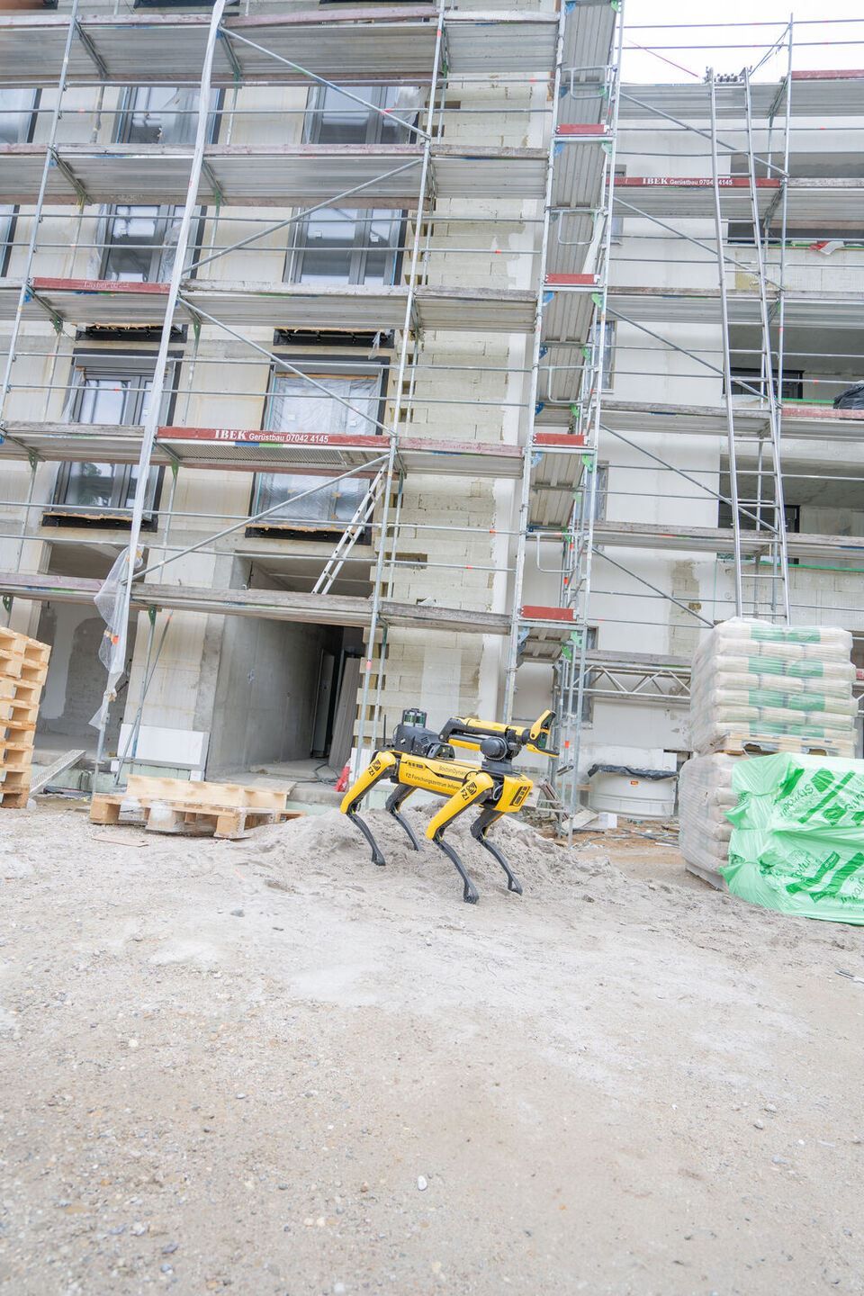 Ein Robotik läuft über eine Baustelle 