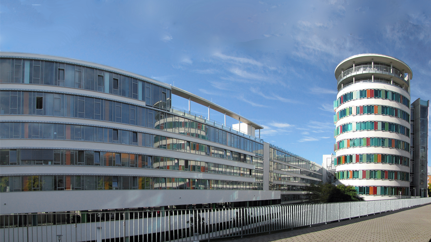 großes Gewerbegebaeude PSD Bank Karlsruhe mit vielen lichtdurchlaessigen Fenstern in Karlsruhe 