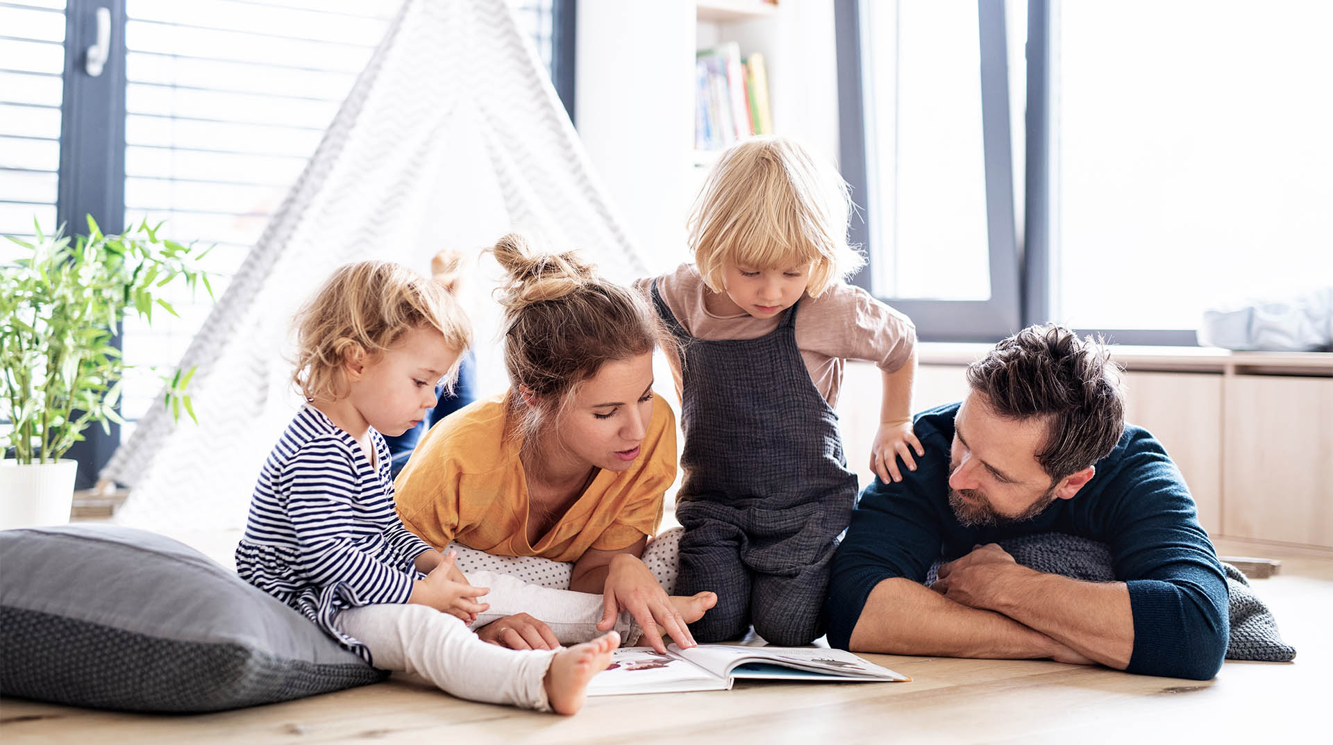 Glückliche Familie im neuen Heim