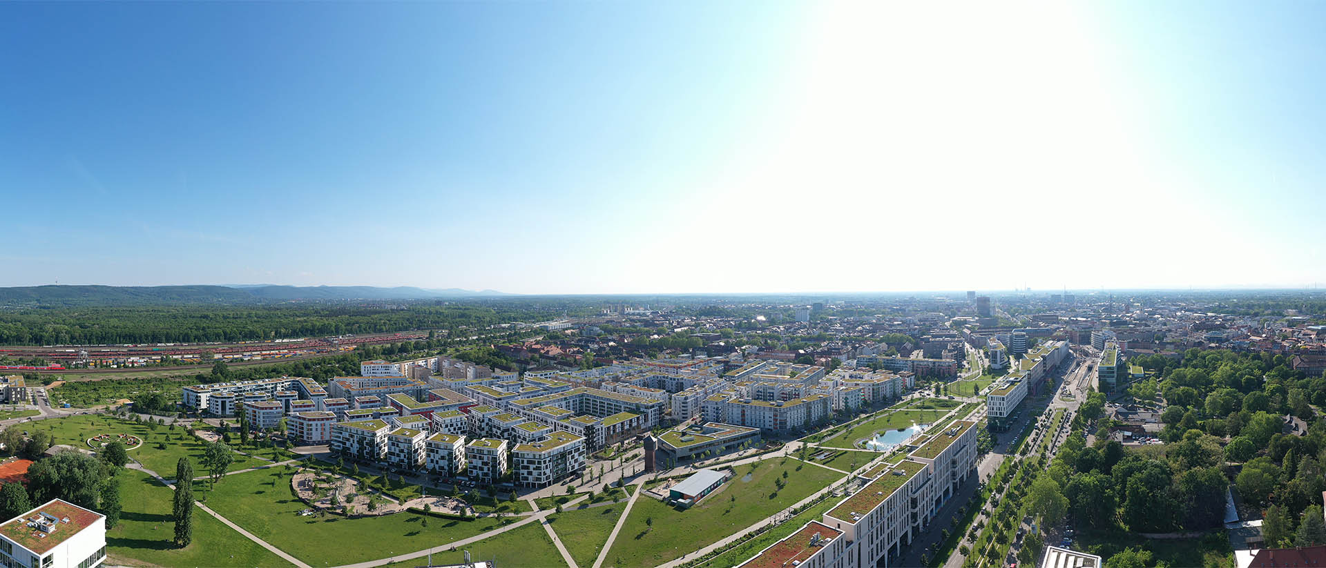 Drohnenaufnahme des City Park Karlsruhe mit der Umgebung an einem sonnigen Tag 