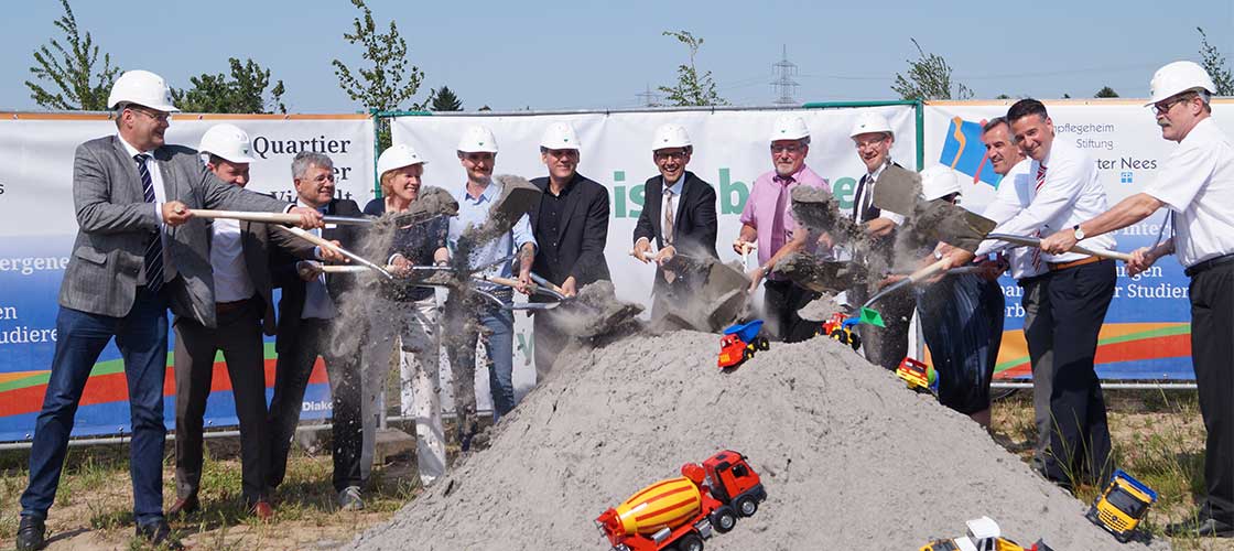 Quartier der Vielfalt und weisenburger bau Spatenstich mit Spielzeugbaggern