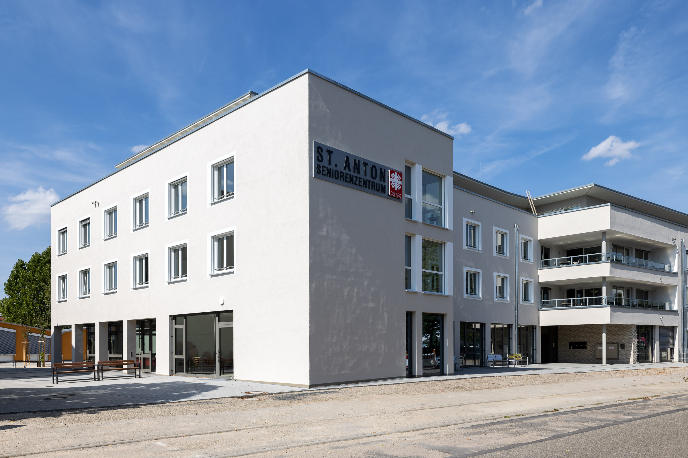 großesgeraeumiges weisenburger Seniorenzentrum mit Innenhof und Sitzgelegenheiten 
