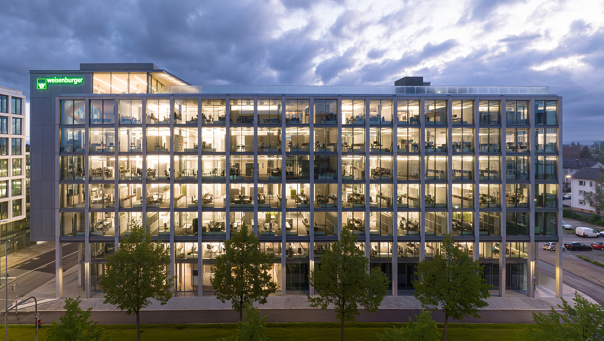 Zentrale von weisenburger in Karlsruhe bei Dämmerung